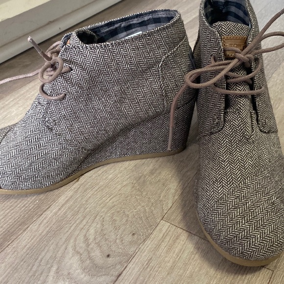 Like new - Toms 8.5 W cloth wedge boots - Picture 1 of 4